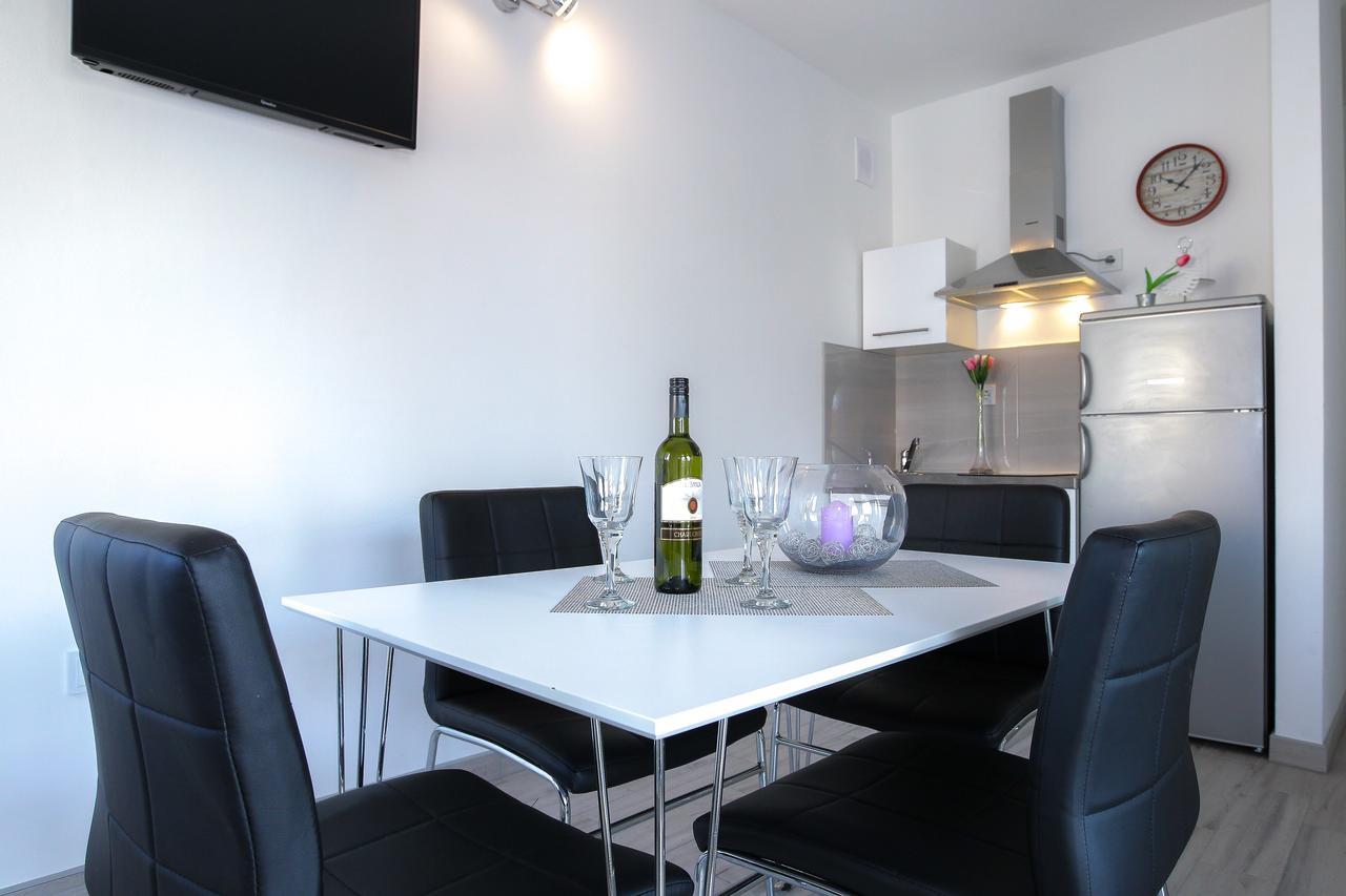 Privilege Pool Apartment Novalja